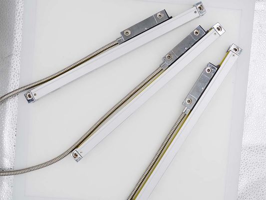 درجة الحماية IP67 المكشفات الخطيّة البصريّة دقة 5μm دقة الشاشة الزيادة أو المطلقة